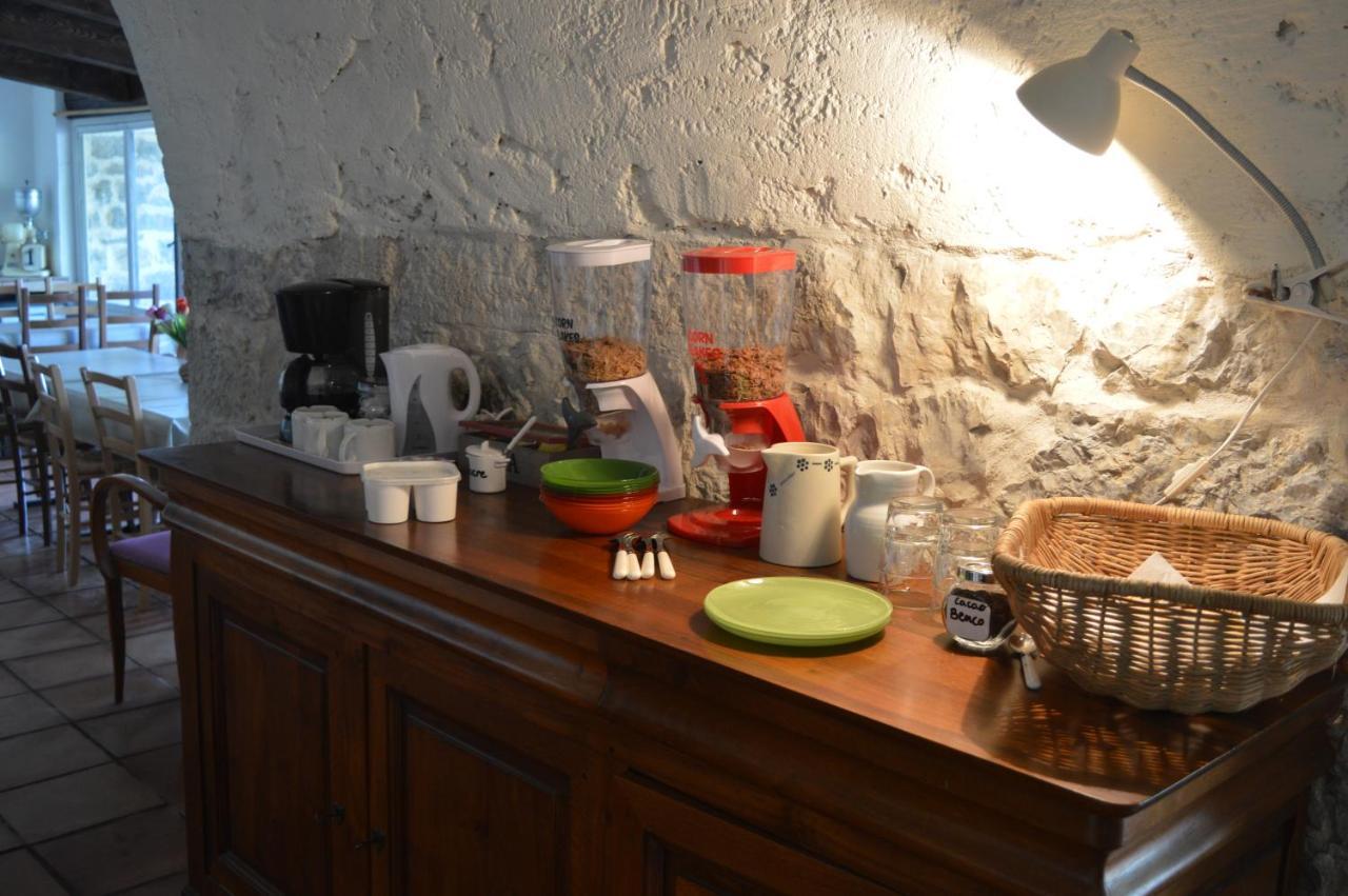 Bed and Breakfast Les Loups Dans La Bergerie Banne Exterior foto
