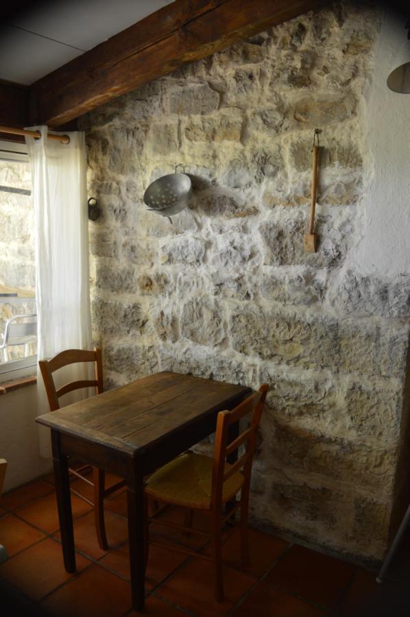 Bed and Breakfast Les Loups Dans La Bergerie Banne Exterior foto