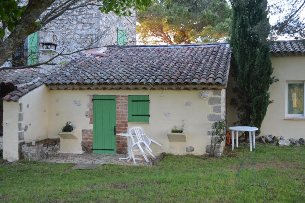 Bed and Breakfast Les Loups Dans La Bergerie Banne Exterior foto