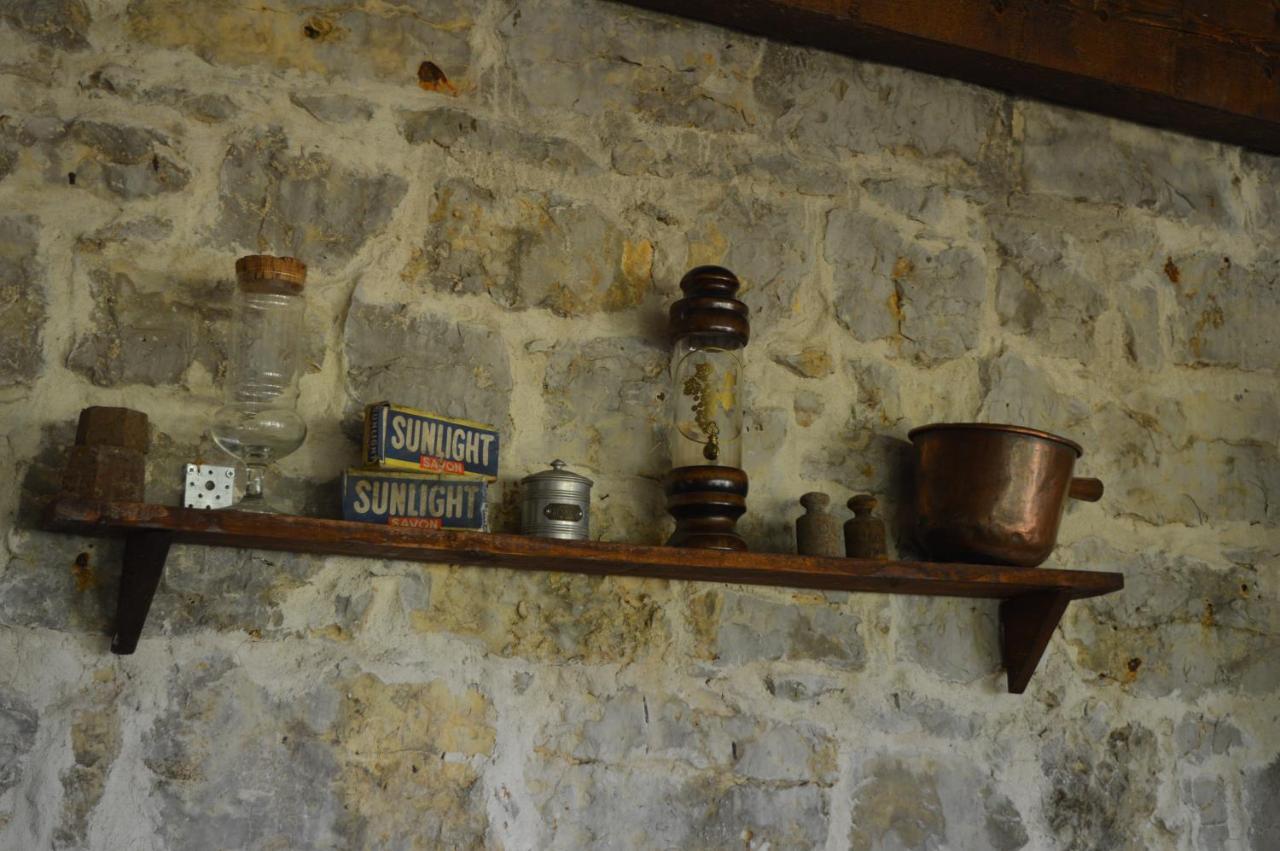Bed and Breakfast Les Loups Dans La Bergerie Banne Exterior foto