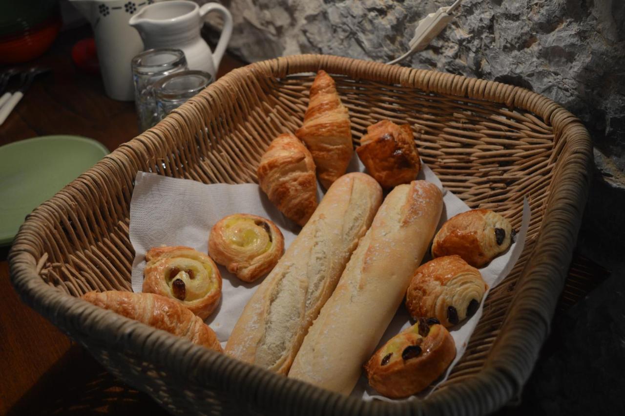 Bed and Breakfast Les Loups Dans La Bergerie Banne Exterior foto